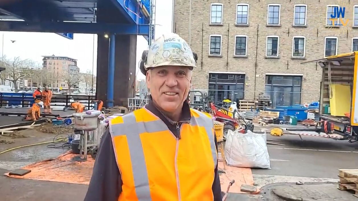 Het slopen zat wat tegen, maar het nieuwe brugdek past