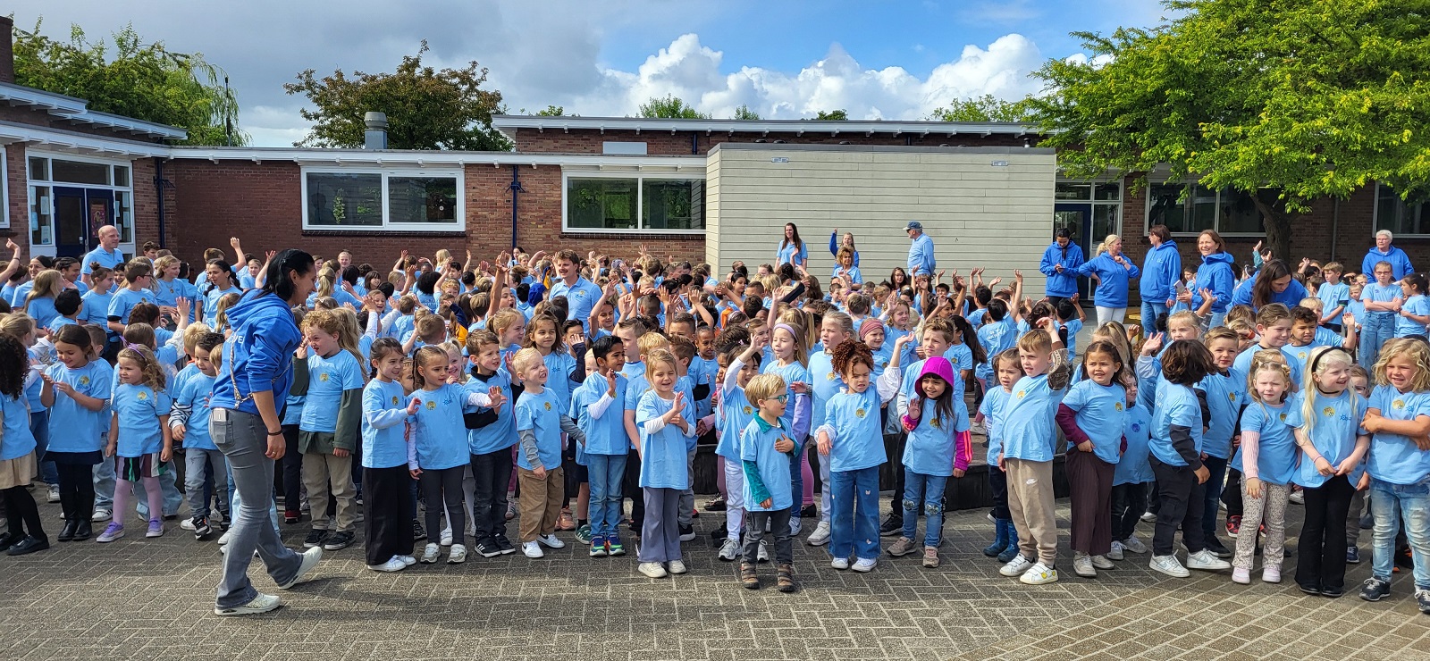 Leerlingen dansen mee op de 'Schiedam 750 Dans' 