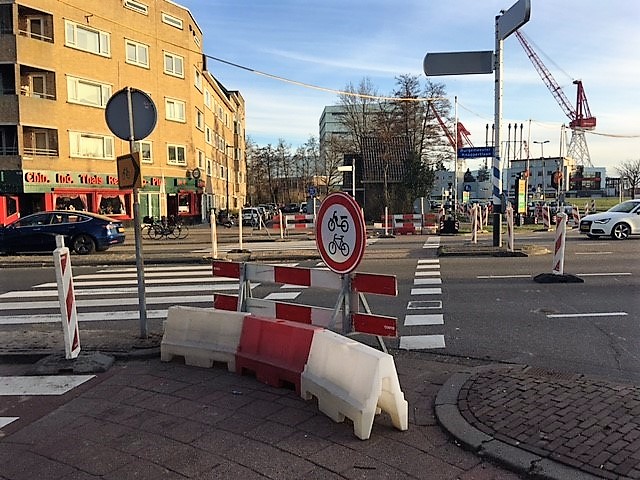 Voor fietsers is oversteken van BK-laan/Vlaardingerdijk niet mogelijk