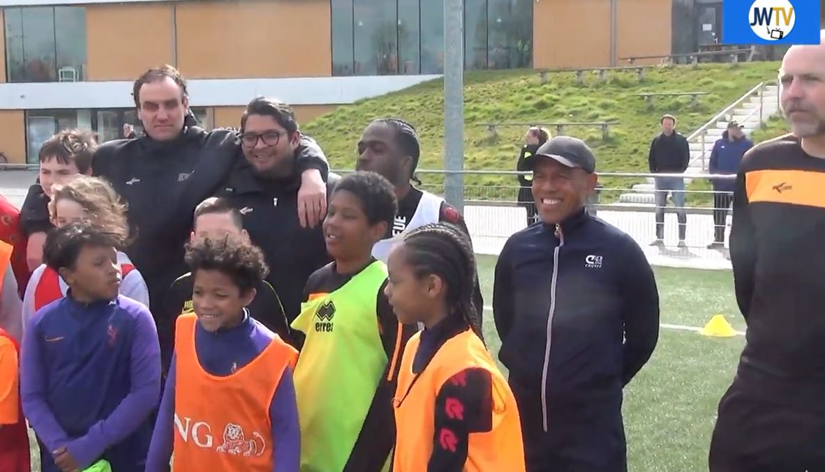 Ajax-trainer Simon Tahamata trainde vandaag de jeugd van HBSS