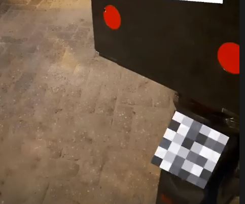 Met scooter op rotonde tegen de richting in rijden