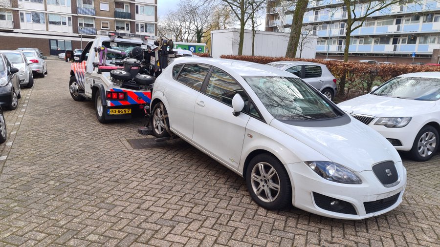 Politie laat Franse auto wegslepen door takelwagen