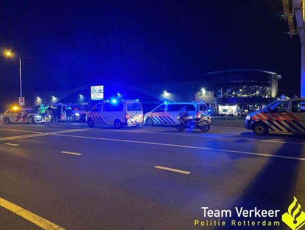 Echtpaar in de boeien geslagen tijdens verkeerscontrole; foutje bedankt