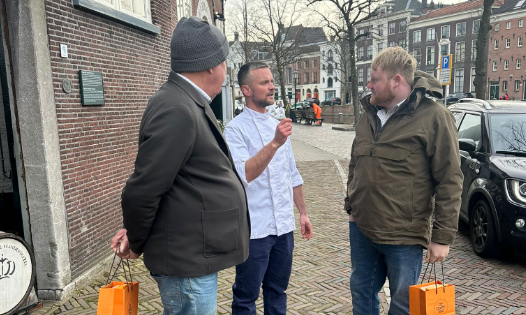 Welke Engelse tv-persoonlijkheden waren vanmiddag in Schiedam?