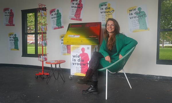 Wie is die vrouw die daar leeft/ werkt/ vist/ vertrekt/ ...?