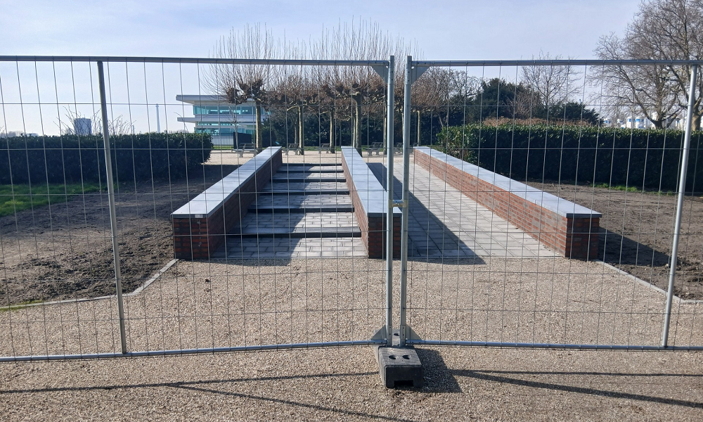 "Gemeente: weg met die hekken, we willen het terras op dat al af is" 