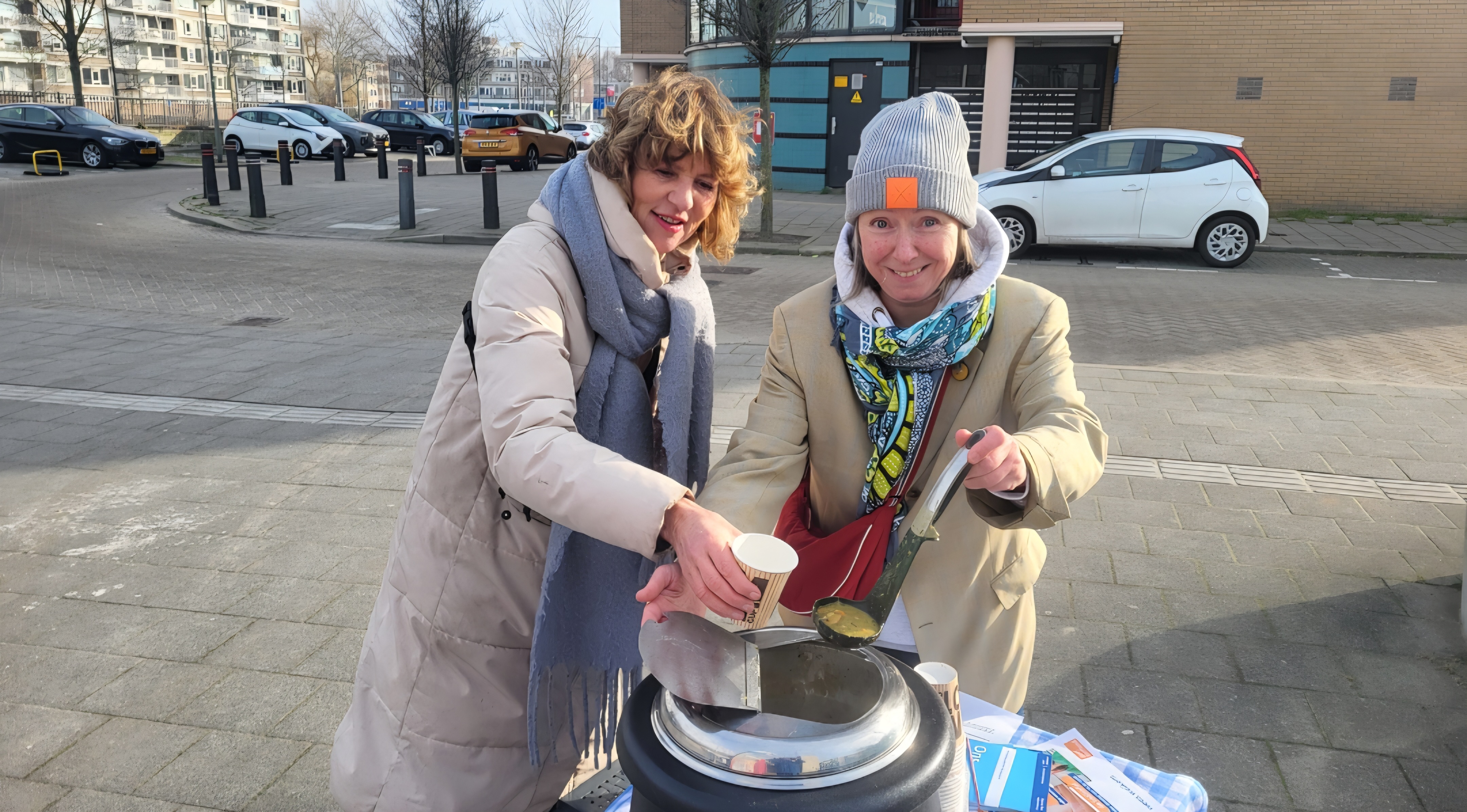 Snert op straat uitgedeeld. Even wat eten, opwarmen en onthaasten