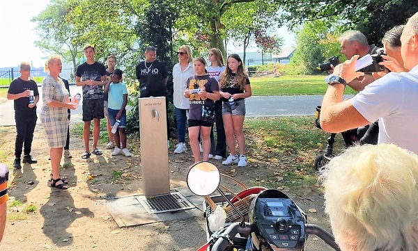 Met waterbidons voor jongeren en koffie voor de ouderen uit de Gorzen