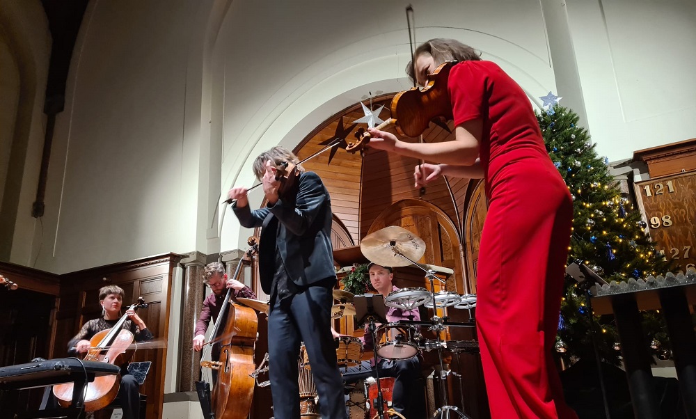 Sfeervol kerstconcert Fuse in WestVest90-kerk