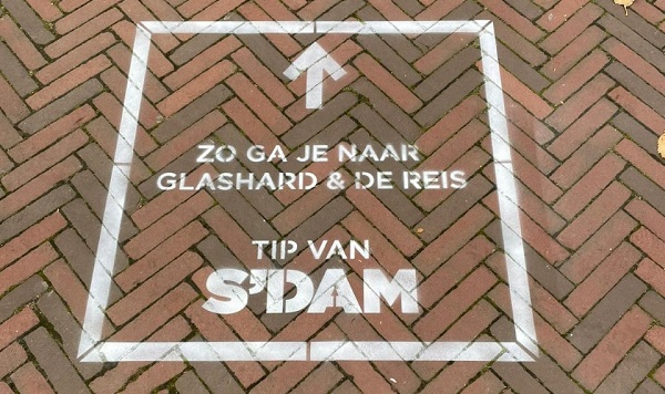 Melkverf-graffiti wijst de weg