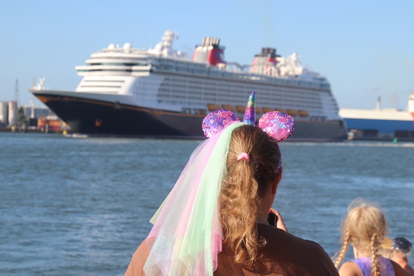 Disney Dream met strikken in het haar verwelkomd