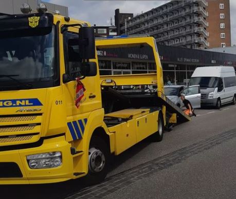 Ingebroken bij auto aan de Van Deventerstraat