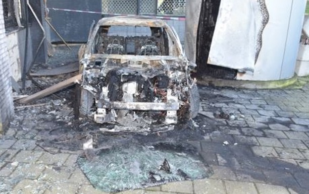 Deze grijze Peugeot 3008 ging in vlammen op in 's-Gravelandsepolder 