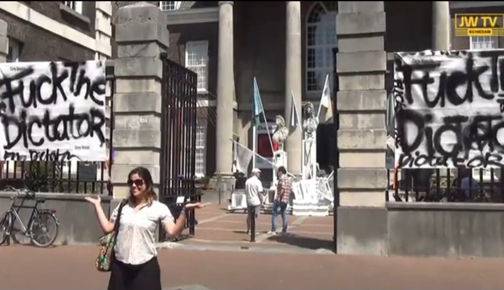 Affiches expositie na een week verwijderd van hekken museum