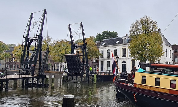 De 'Pieternella' ging onder de Appelmarktbrug door...