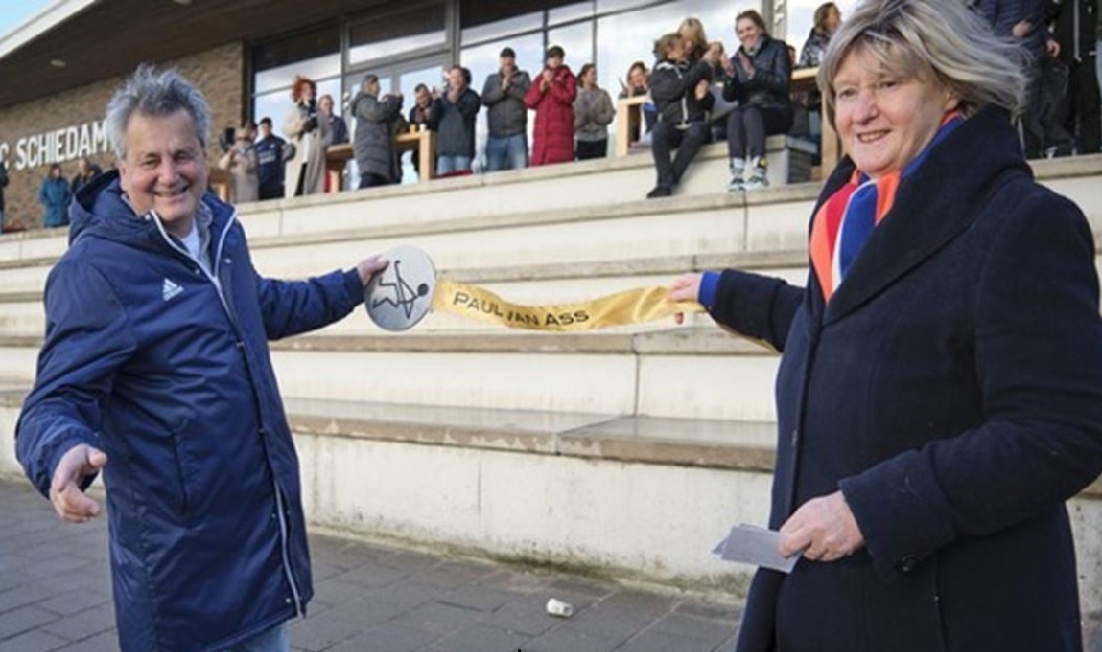 M.C.M. de Groot-speld voor hockeybondscoach Paul van Ass