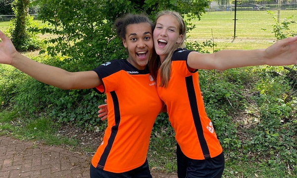 Twee meiden DWS in Oranjeselectie beachhandbal