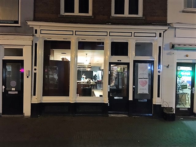 'Feest café de Kroeg' op de Hoogstraat