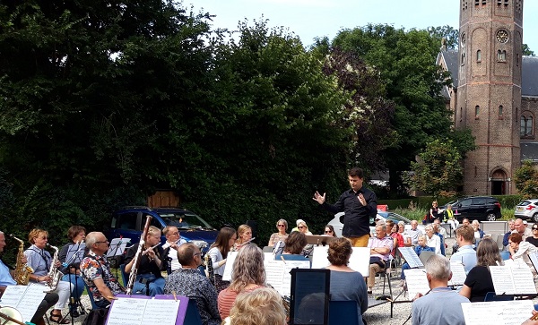 Sint Radboud geeft concert in tuin van de Jacobuskerk 