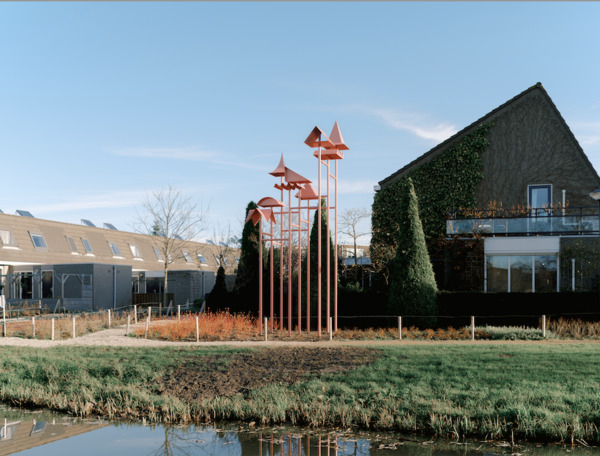 Roze kunstwerk Roof of Roofs nieuw voor De Akkers