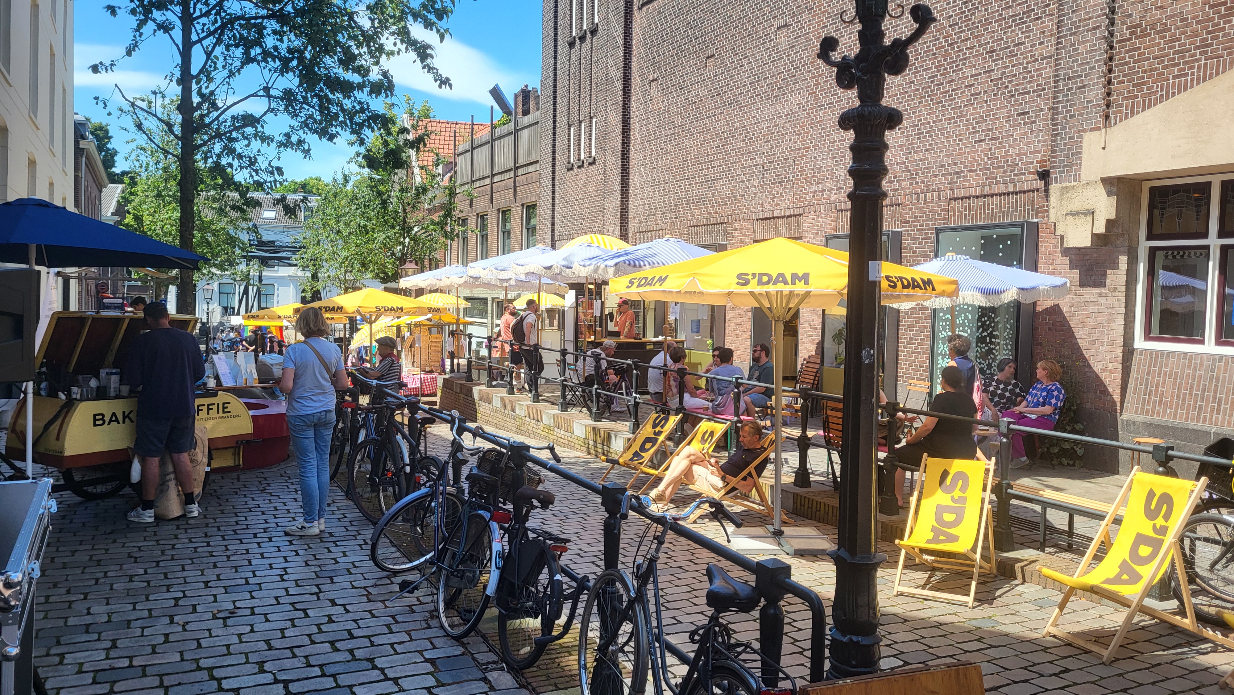Hoogstraat kleurt 'Schiedams Blauw'