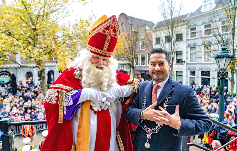 Sint geeft Schiedam-viert-750-vlag cadeau aan de stad