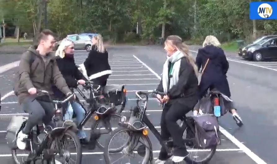 Leerkrachten Jozefschool gaan op de Solex-tour