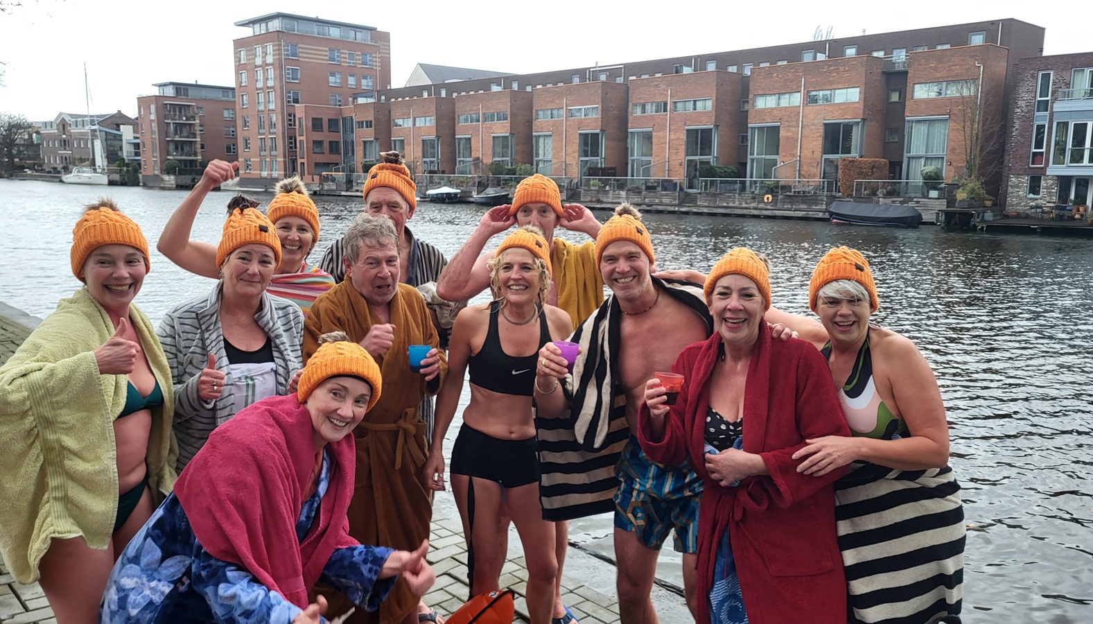 Ondanks de kou toch nieuwjaarsduik Nieuwe Haven