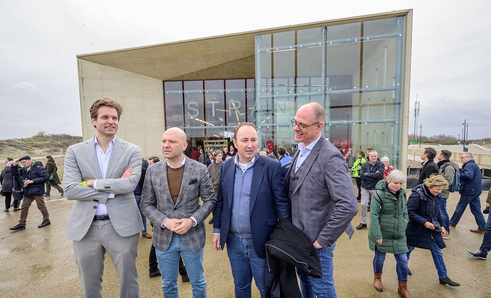 Eerste reizigers met metro naar het strand 