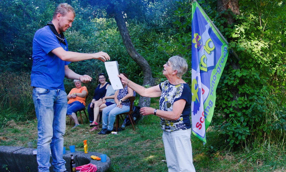 Toos Spruit verricht al 30 jaar naaiwerk voor scouts