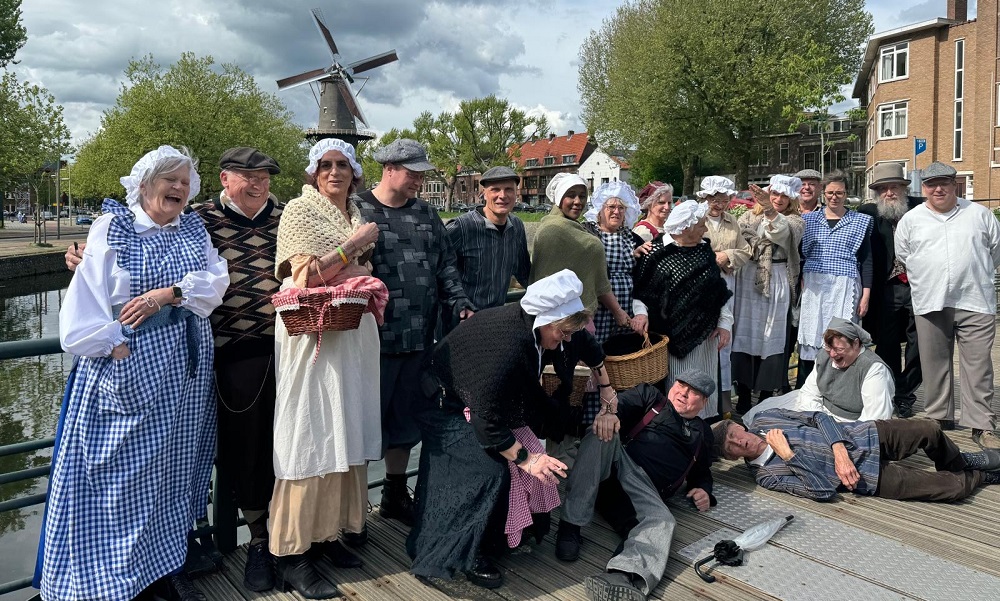 Historisch geklede figuranten Molendag draaien zich warm