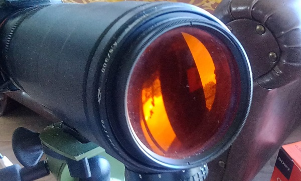De zonsverduistering werd gefotografeerd met een vintage lens