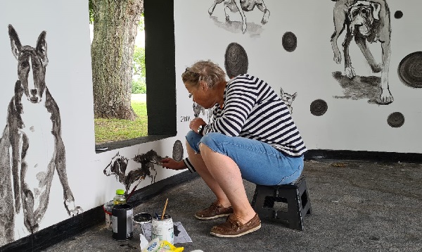 Huisje met hondjes langs de Nieuwe Maas