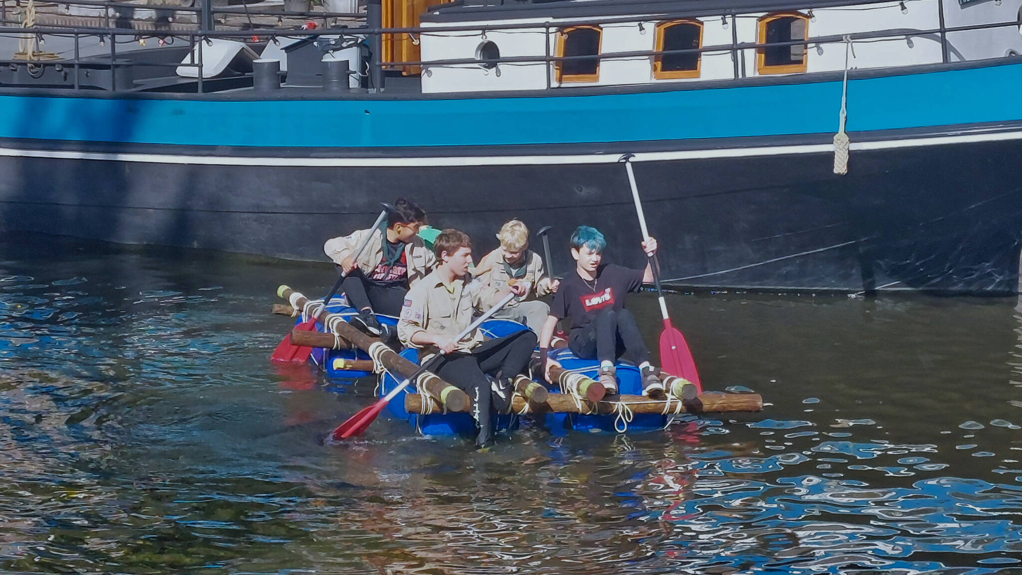 Sfeerimpressie van vlottenraces scouts op Brandersfeesten