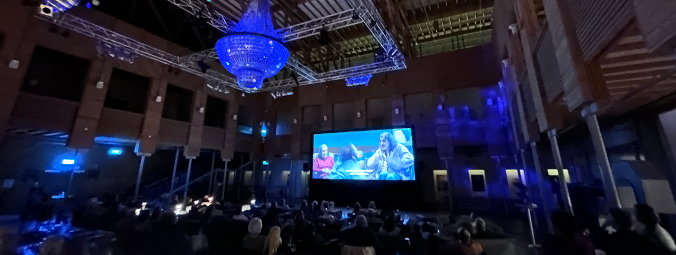 Burgemeester reikt Zilveren Traan prijs uit tijdens opening