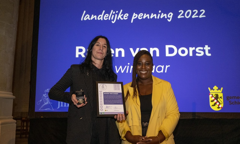 Televisiepersoonlijkheid Raven ontvangt Jillis Bruggeman Penning