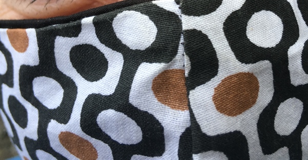 De vraag om mondkapje naar beneden te doen in het stembureau, is dat vreemd of niet?