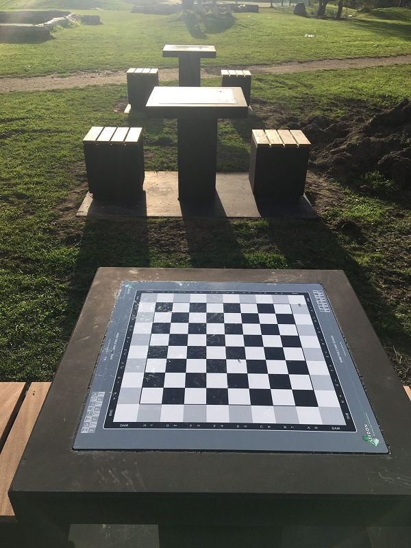 Drie schaak- en damtafels aan Wibautplein