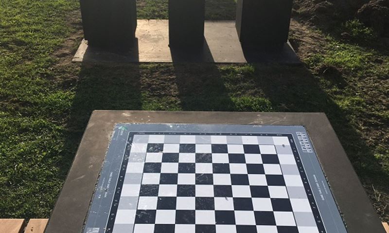 Drie schaak- en damtafels aan Wibautplein