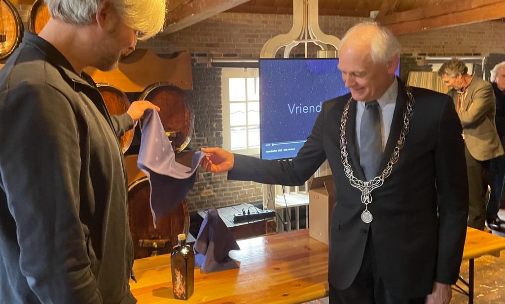 Kunstenaar Aldo Hoeben en 1e burger onthullen Vriendenfles