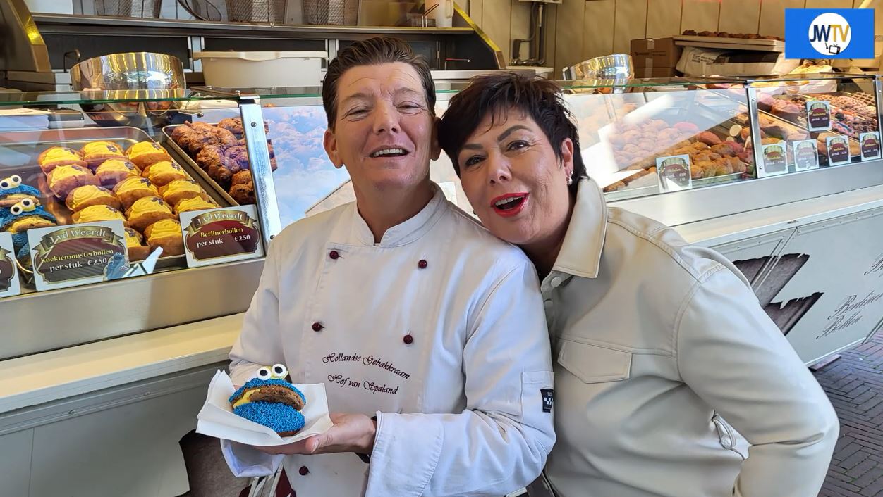 De oliebollenkraam in Hof van Spaland bakt ze al weer, oliebollen