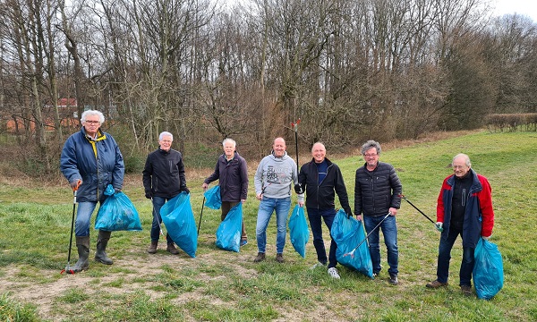 Twintig zakken zwerfvuil uit Volkspark en Julianapark geprikt