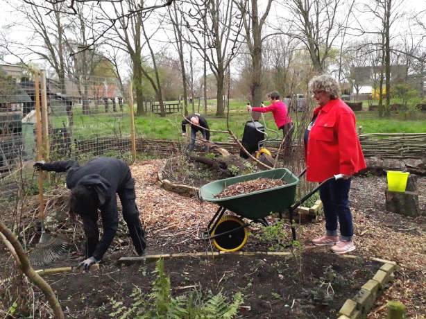 Wethouder Petra Zwang helpt bij NME-centrum tijdens NLdoet