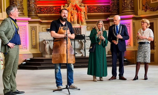 Nederlands Jeneverfestival 2022 officieel geopend met flessen Stokerstrots