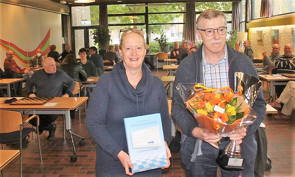 Wethouder reikt wisselbeker uit aan landskampioen dammen