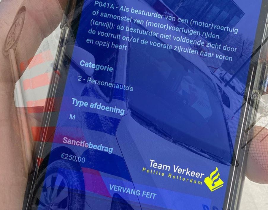 Ruiten van de auto niet sneeuwvrij gemaakt; boete 259 euro