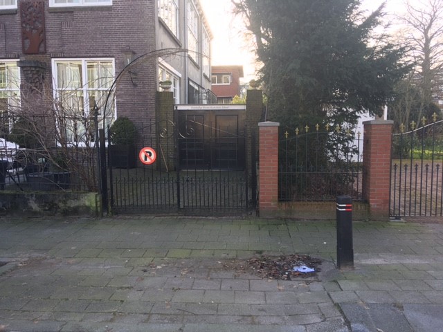 Voor paal staan op de Warande