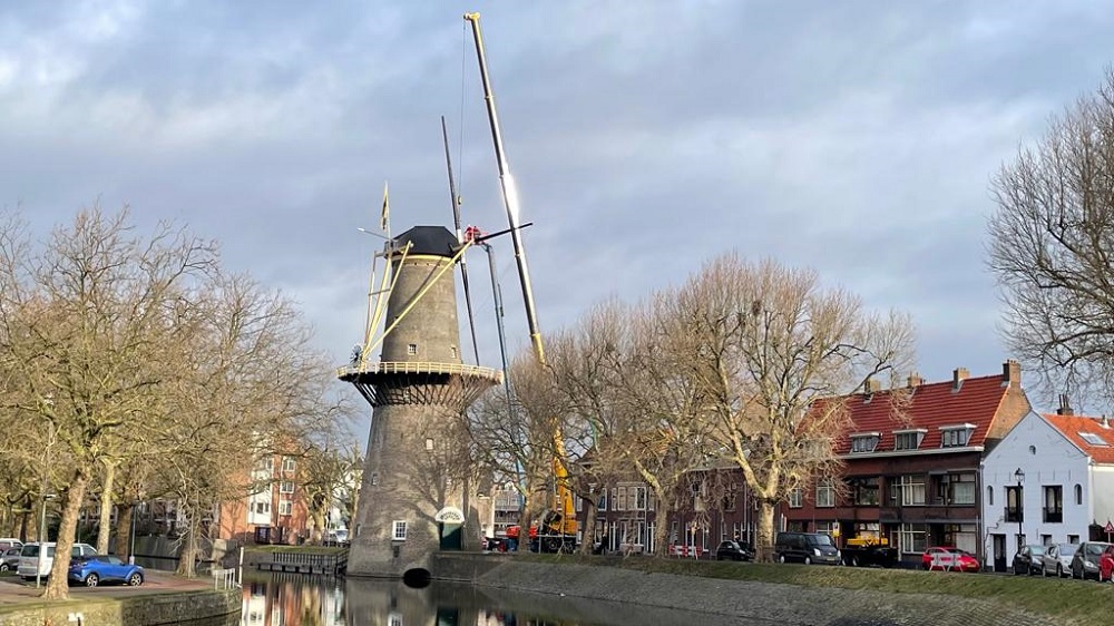 Spectaculair: onderdelen voor nieuwe wieken worden omhooggehesen