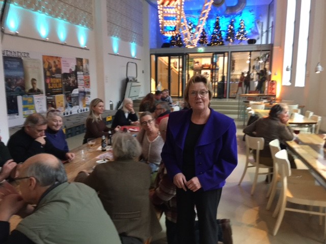 Kunstenaar Yvon Koopman viert verjaardag en krijgt film cadeau