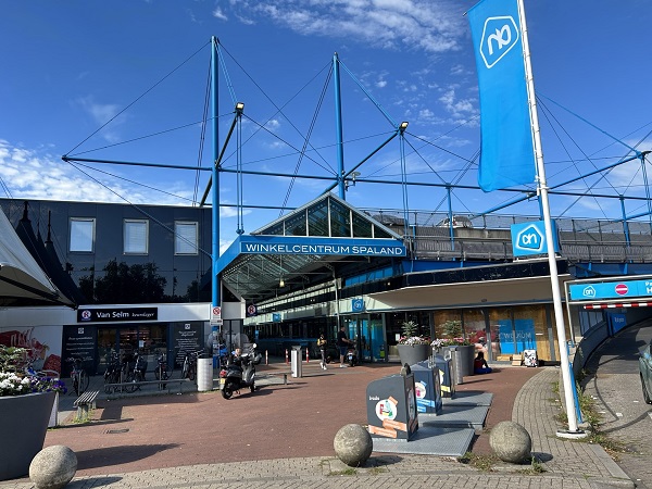 Dakloze zwangere vrouw ligt in ingang Winkelcentrum Spaland